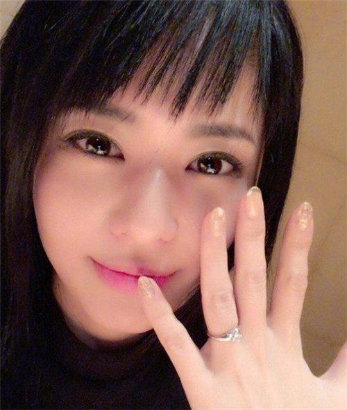 网红小九酱怀孕大肚子吃瓜,孕期生活趣味十足