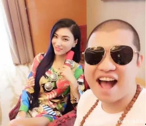 网红夫妻主播吃瓜